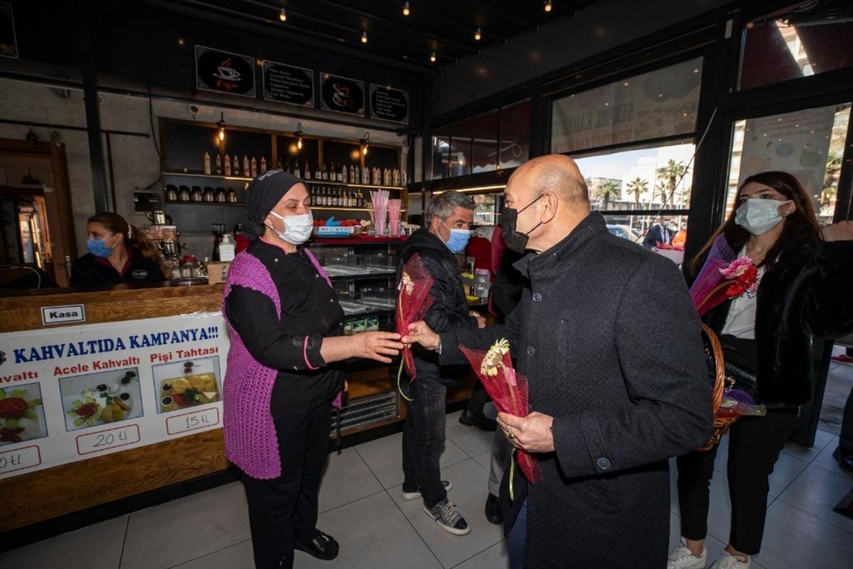 Başkan Soyer, kadınlara karanfil dağıttı
