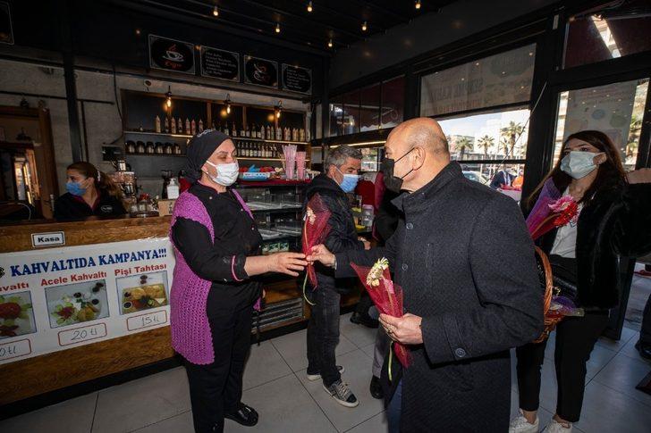 Başkan Soyer, kadınlara karanfil dağıttı G1