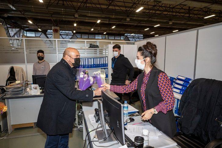 Başkan Soyer, kadınlara karanfil dağıttı G2