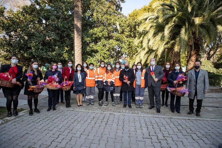 Başkan Soyer, kadınlara karanfil dağıttı G4