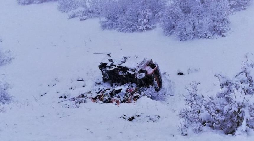 Karlı yolda, kamyonet şarampole devrildi:1 yaralı