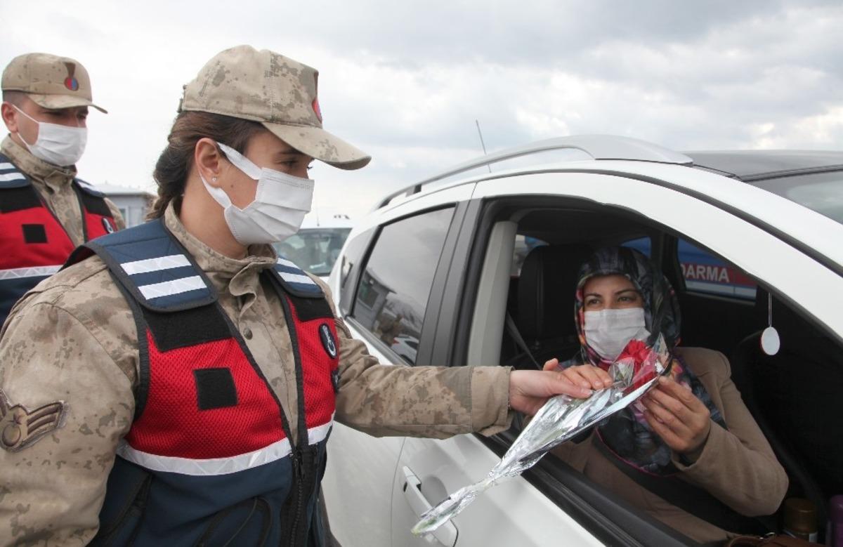 Jandarmadan kadın yolculara g&uuml;l