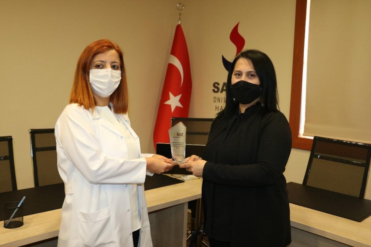 Kadın gazeteciden kadın sağlık &ccedil;alışanlarına plaket