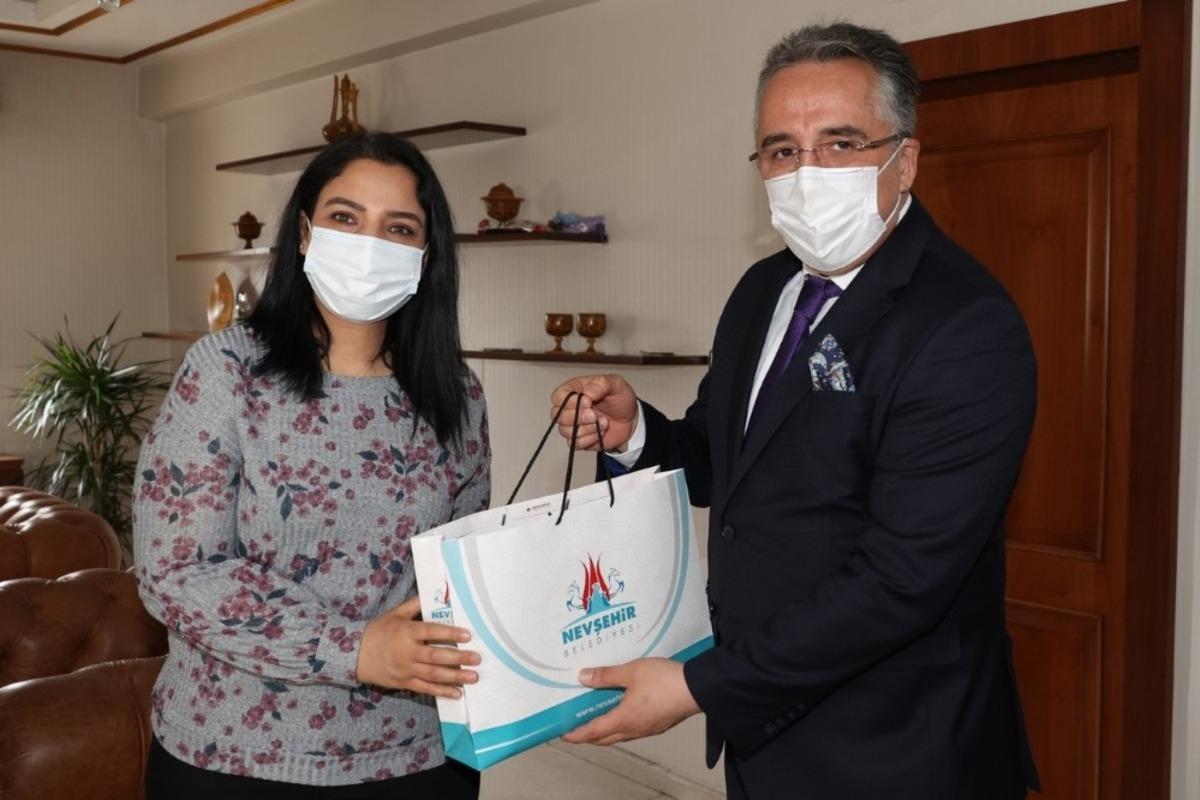 Belediye Başkanı Savran, Valilik ve Belediyede &ccedil;alışan kadınları unutmadı