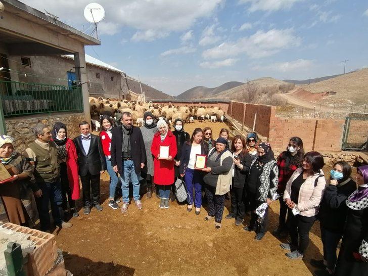 Üreten kadınlara çiçek G1