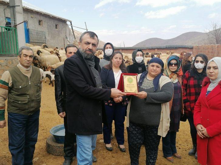 Üreten kadınlara çiçek G2