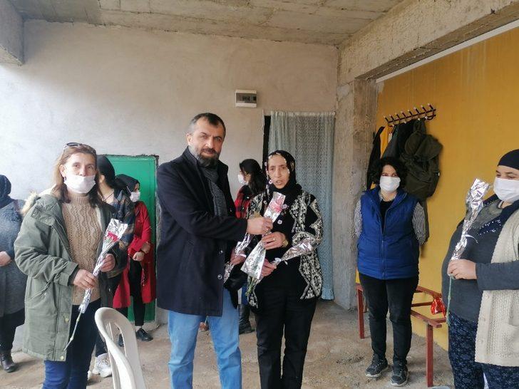 Üreten kadınlara çiçek G3