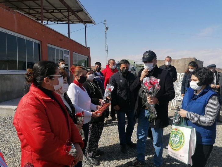 Üreten kadınlara çiçek G4