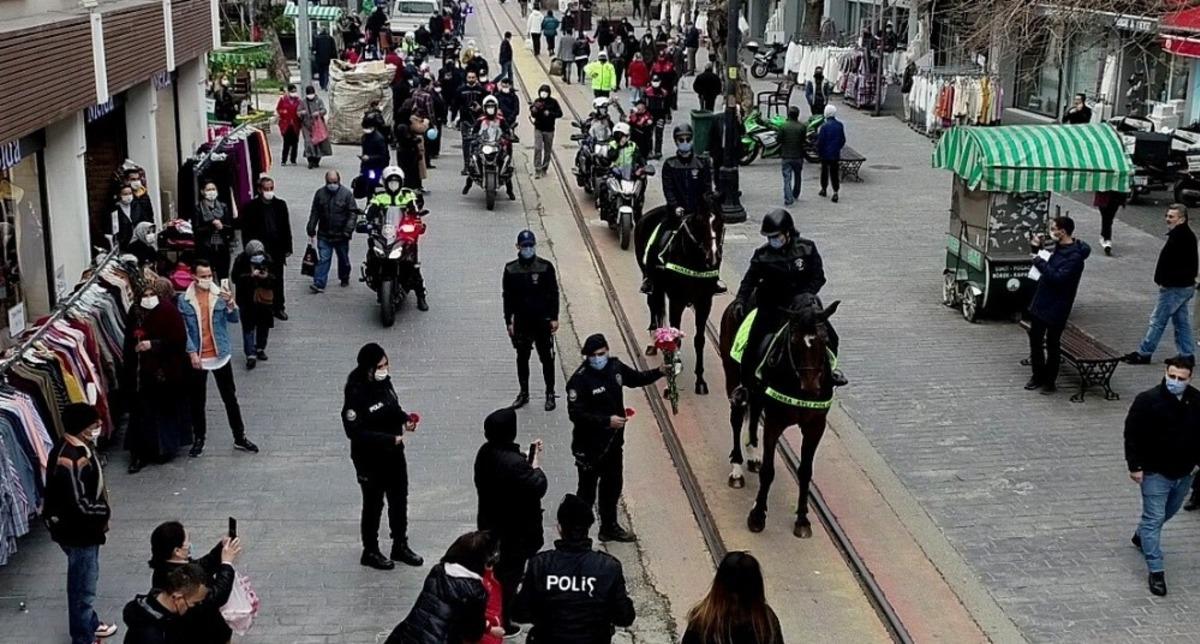 Bursa&rsquo;da kadın polisler 8 Mart D&uuml;nya Kadınlar G&uuml;n&uuml;n&uuml; karanfil dağıtarak kutladı