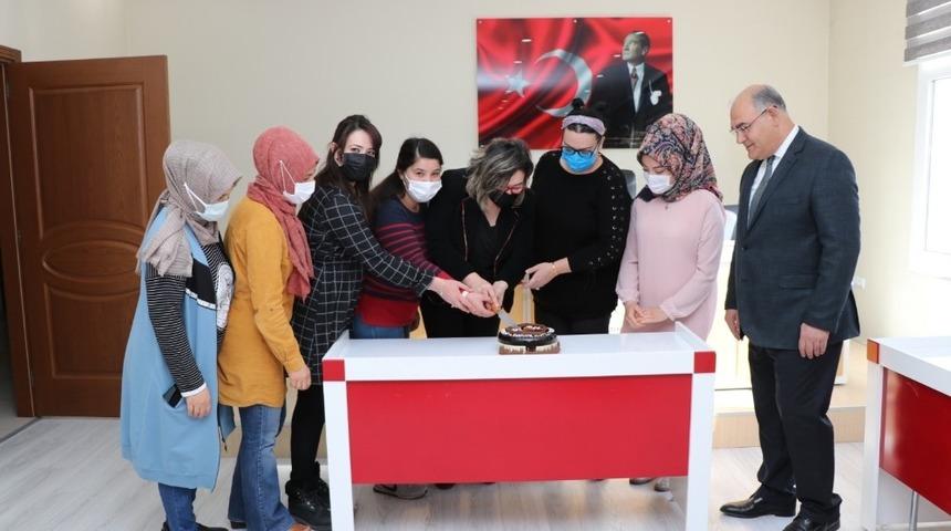 Başkan Mustafa &Ccedil;ay&rsquo;dan kadınlara pastalı kutlama