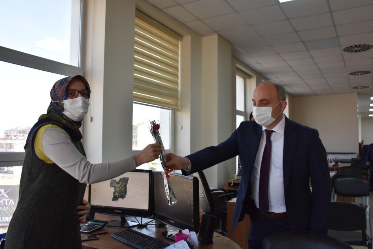 Başkan Kılı&ccedil;, sağlık ve belediye &ccedil;alışanlarının Kadınlar G&uuml;n&uuml;&rsquo;n&uuml; kutladı