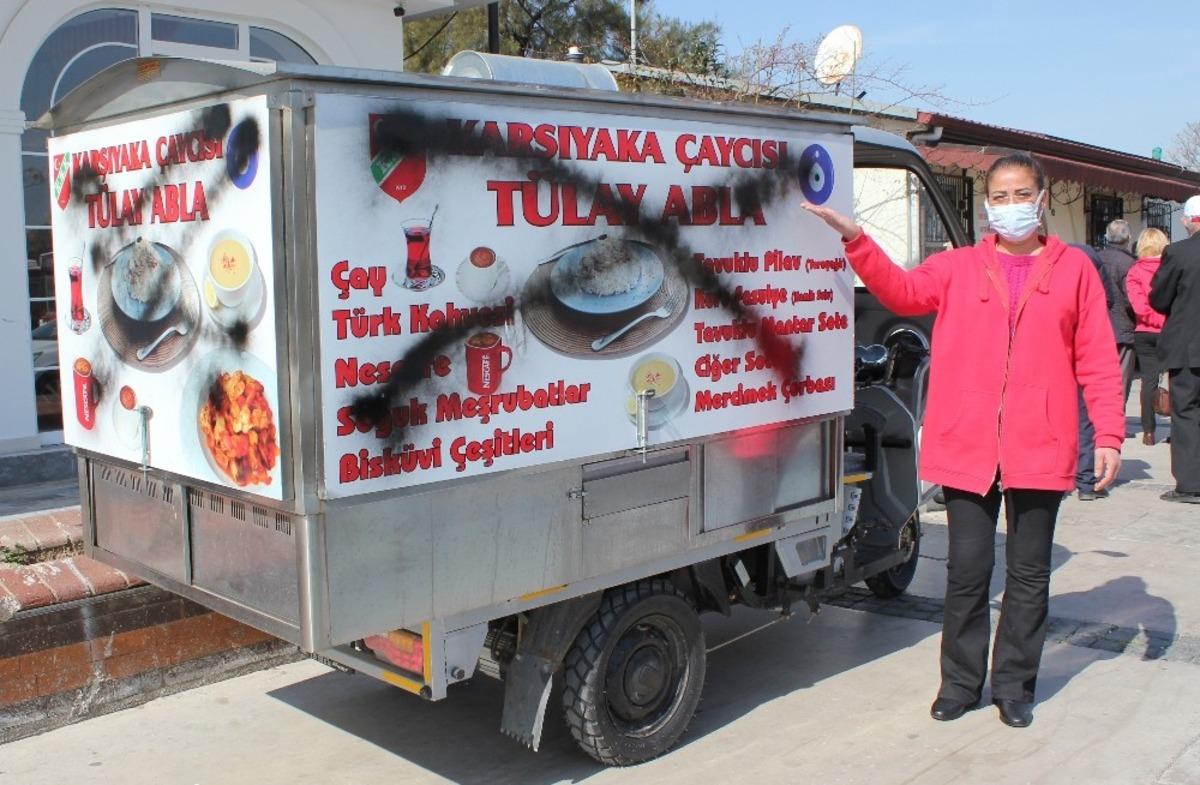 Ekmeğinin peşinde olan kadının seyyar aracına &ccedil;irkin saldırı