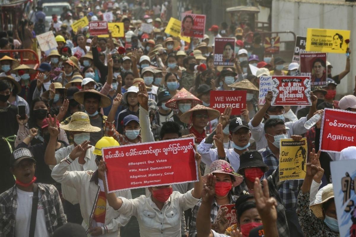Myanmar&rsquo;daki g&ouml;sterilerde 2 kişi &ouml;ld&uuml;, iş yerleri kapandı