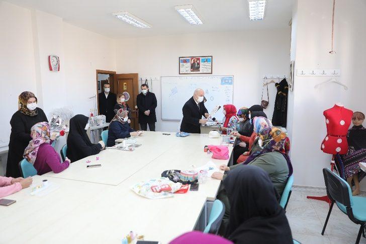 Başkan Bıyık, kadın kursiyerlere çiçek dağıttı G3