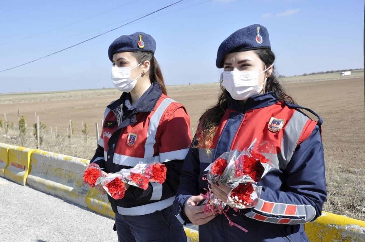 Jandarma kontrol noktasında kadınlara karanfil dağıtıldı