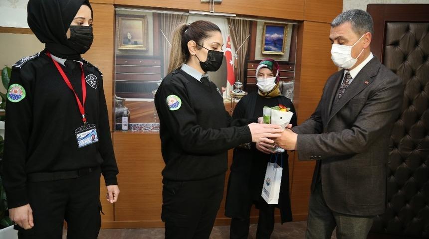 G&ouml;lbaşı Belediye Başkanı Şimşek kadın &ccedil;alışanlarla bir arada