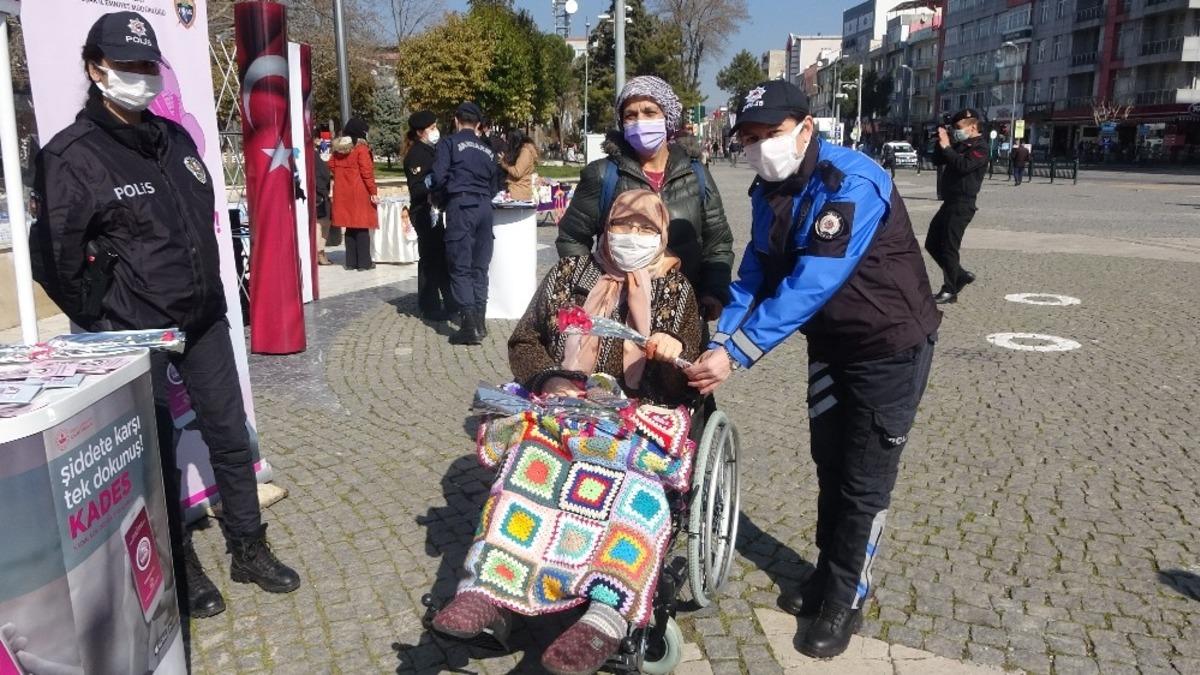 Uşak&rsquo;ta polis ve jandarmadan kadınlara karanfilli kutlama