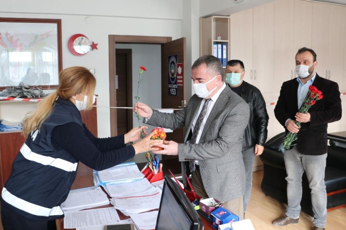 Başkan &Ouml;zdemir&rsquo;den &ccedil;alışan kadınlara karanfil