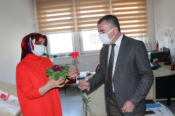 Başkan Özdemir’den çalışan kadınlara karanfil G2