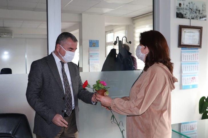 Başkan Özdemir’den çalışan kadınlara karanfil G3