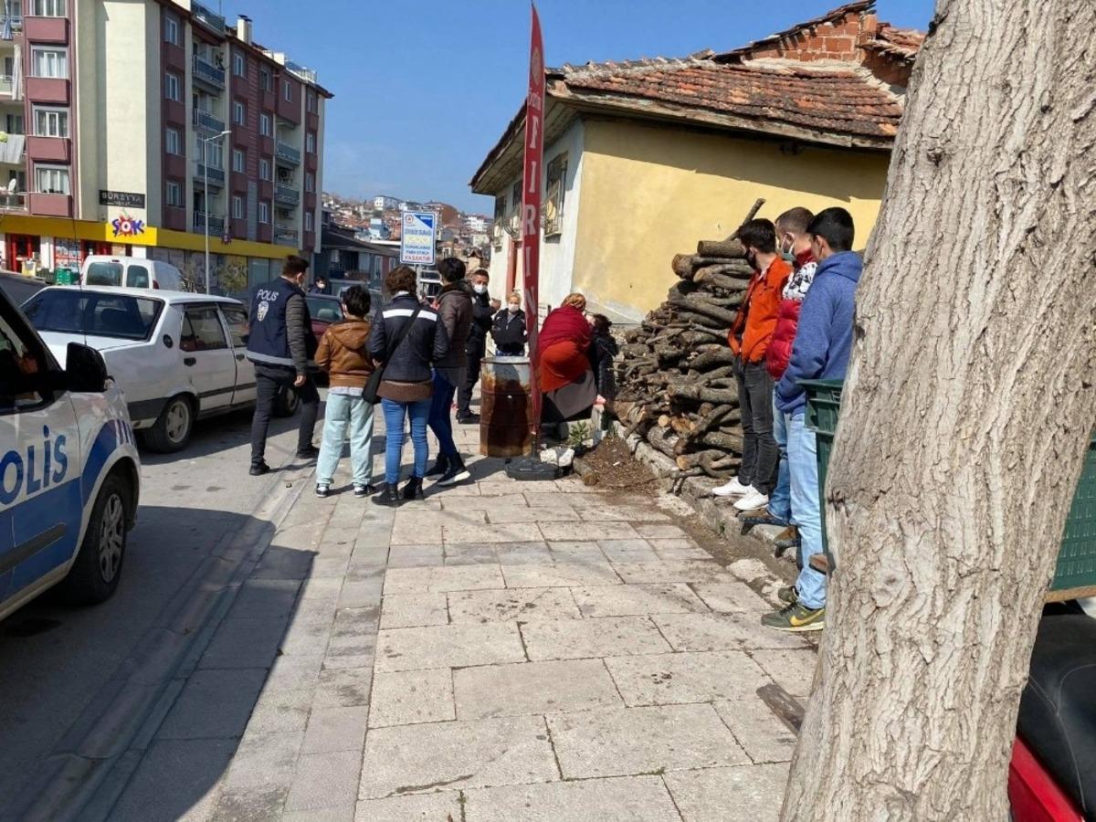 Aracın i&ccedil;inden kanlar i&ccedil;inde &ccedil;ıkan kadın ortalığı birbirine kattı