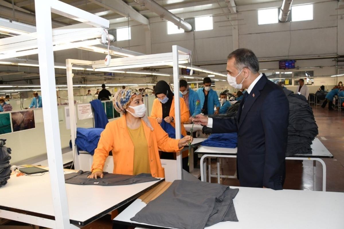 Vali &Ccedil;uhadar, emek&ccedil;i kadınları unutmadı