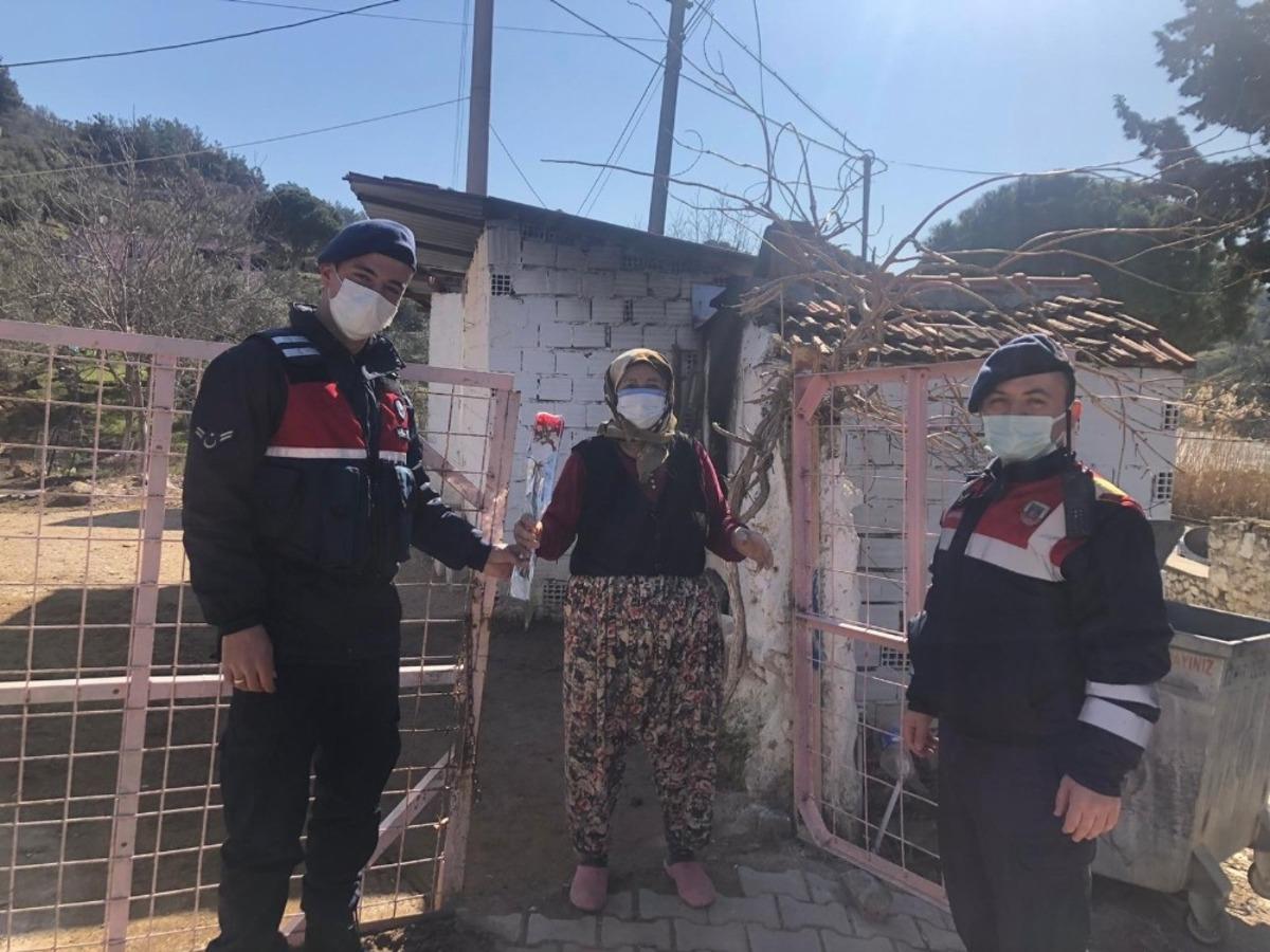 Jandarmadan kadınlara karanfil