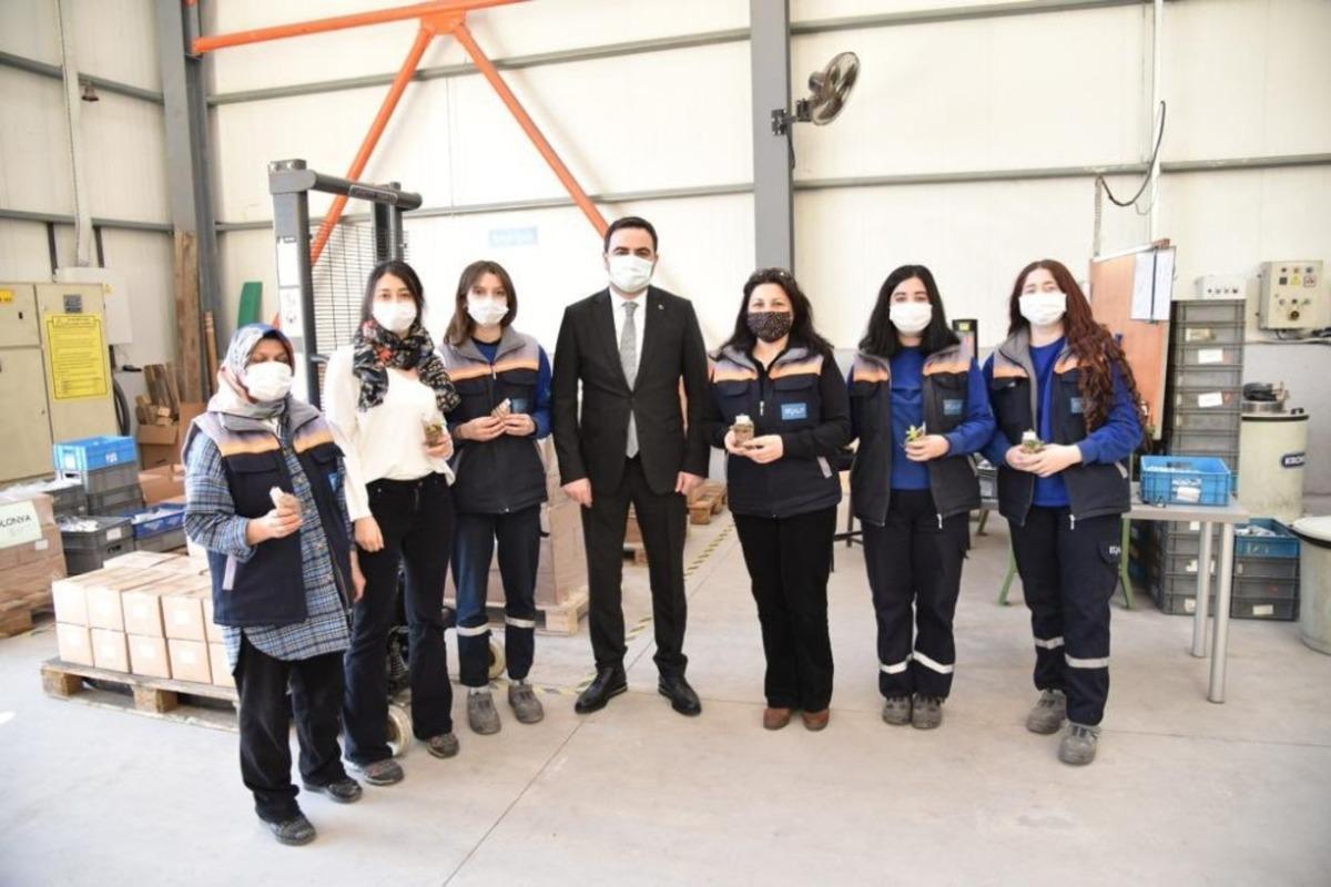 &Ouml;zl&uuml;, il&ccedil;edeki emek&ccedil;i kadınlarla bir araya geldi