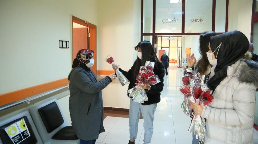 Başkan Cabbar&rsquo;dan 8 Mart D&uuml;nya Kadınlar G&uuml;n&uuml;&rsquo;nde Kadınlara Karanfil