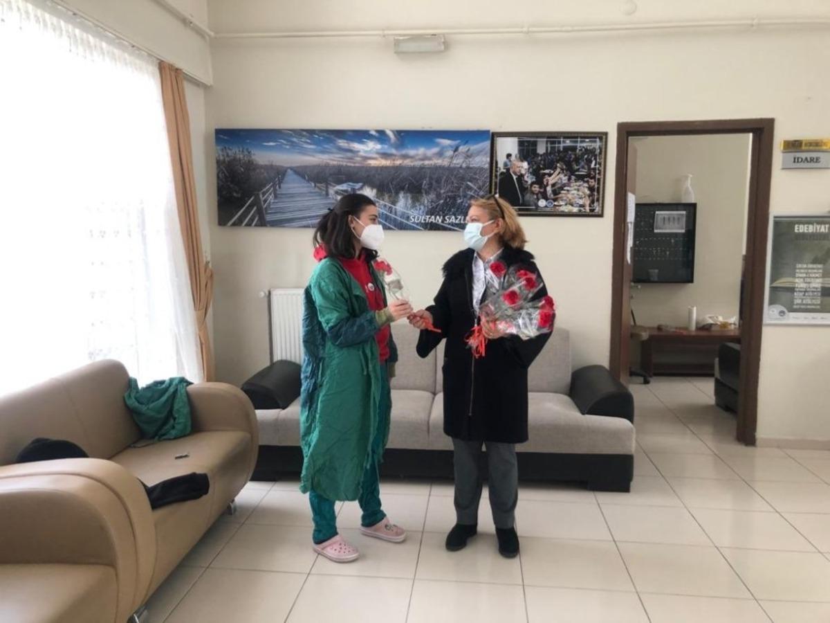 Başkan B&uuml;y&uuml;kkılı&ccedil;&rsquo;tan kadınlara karanfil