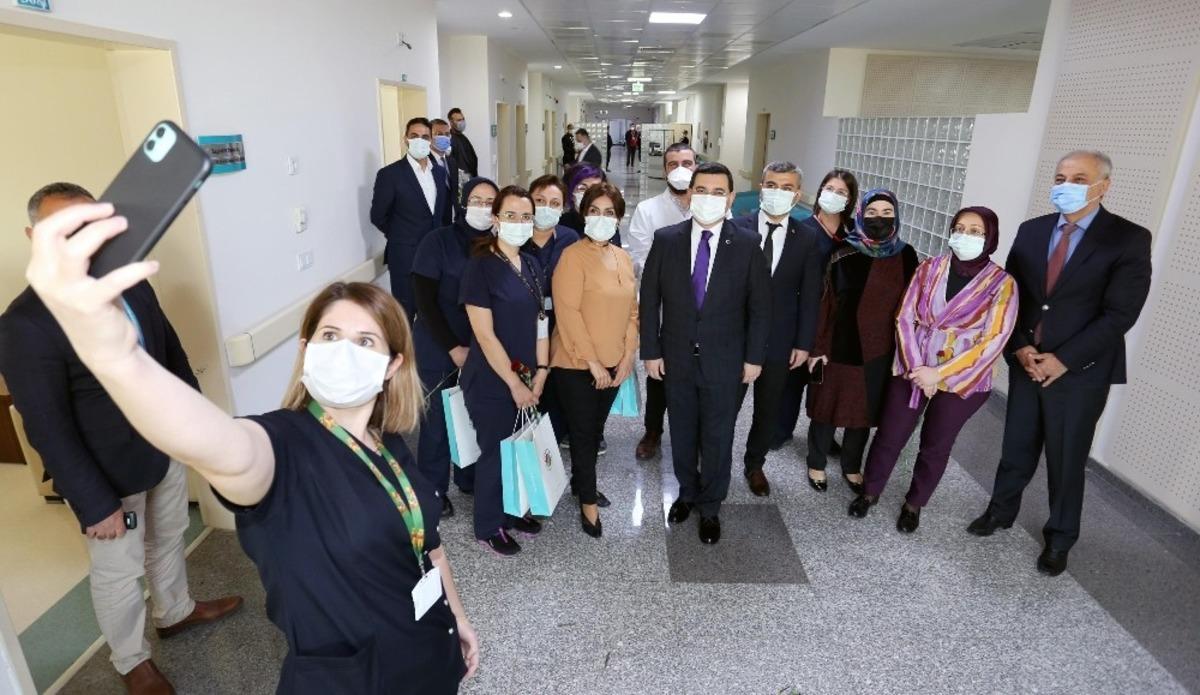 T&uuml;t&uuml;nc&uuml; sağlık &ccedil;alışanlarının kadınlar g&uuml;n&uuml;n&uuml; kutladı