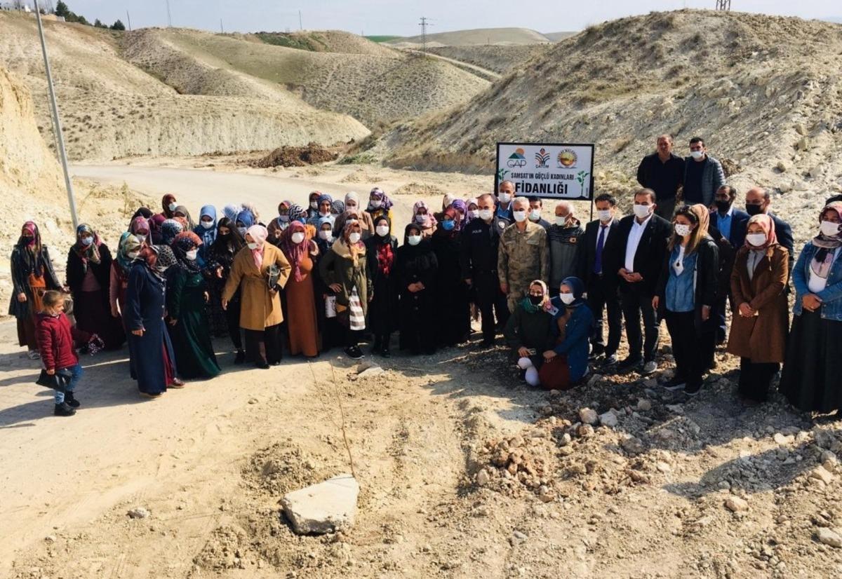Samsat&rsquo;ta kadınlar meyve fidanlarını toprakla buluşturdu