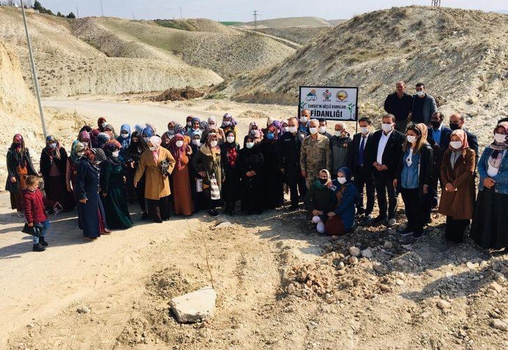 Samsat’ta kadınlar meyve fidanlarını toprakla buluşturdu G1