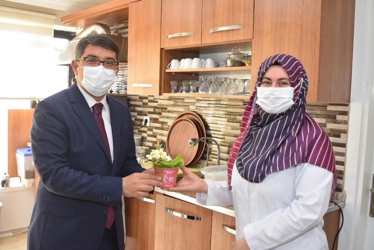 Şehzadeler&rsquo;in kadınlarına 8 Mart &ccedil;i&ccedil;ekleri Başkan &Ccedil;elik&rsquo;ten