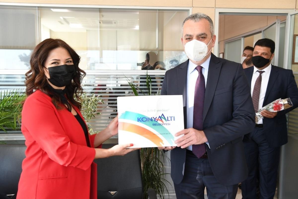 Başkan Esen&rsquo;den kadın personellere &ccedil;i&ccedil;ek