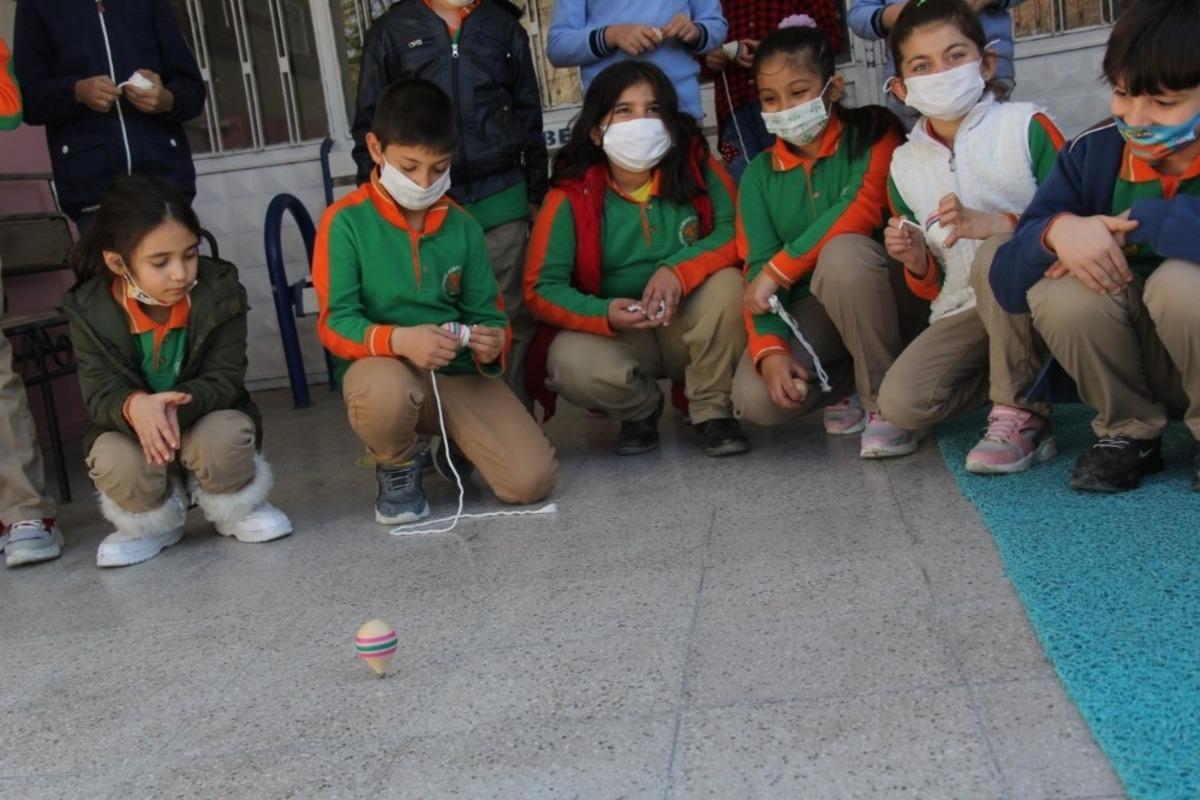 Normalleşmeyle birlikte &ccedil;ocuklar oyun &ouml;zlemi