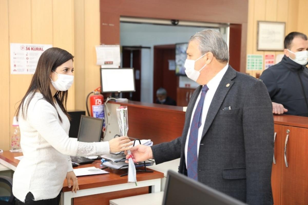 Başkan &Ccedil;er&ccedil;i 8 Mart&rsquo;ta kadın personelleri unutmadı