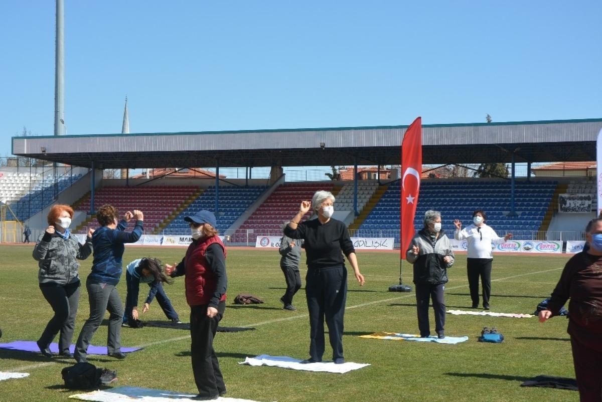 Ispartalı kadınların a&ccedil;ık havada pilates keyfi