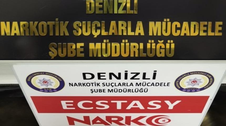 Zehir tacirleri yakalanmamak i&ccedil;in uyuşturucu hapları i&ccedil; &ccedil;amaşırlarına saklamışlar