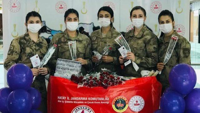 Kadın astsubaylardan kadınlara jest