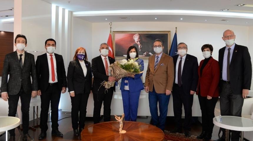 CHP Aydın&rsquo;dan Başkan &Ccedil;er&ccedil;ioğlu&rsquo;na Kadınlar G&uuml;n&uuml; kutlaması