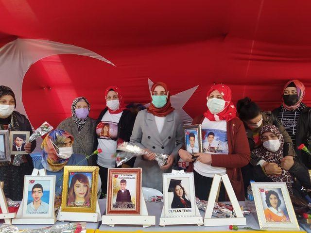 MHP’li kadınlardan evlat nöbetindeki ailelere 8 Mart ziyareti