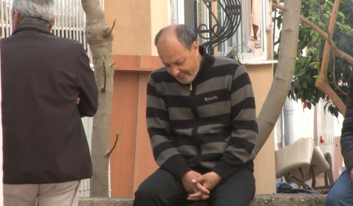 Odasında &ouml;l&uuml; bulunan 23 yaşındaki elektronik m&uuml;hendisinin cenazesi g&ouml;zyaşları i&ccedil;inde evden alındı