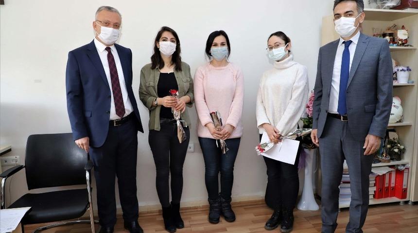 Rekt&ouml;r Levent, Sağlık Bilimleri Fak&uuml;ltesindeki kadınların &ldquo;8 Mart D&uuml;nya Kadınlar G&uuml;n&uuml;&rdquo;n&uuml; kutladı