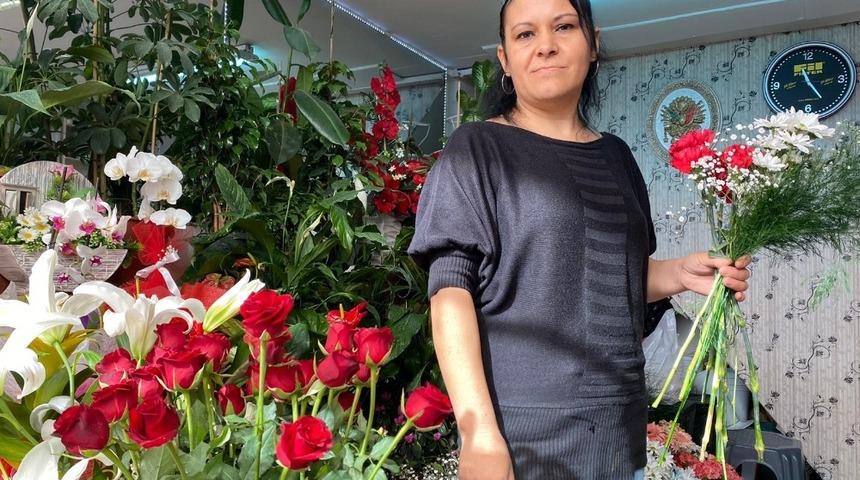 Kadınlara &ccedil;i&ccedil;ekler kadın elinden