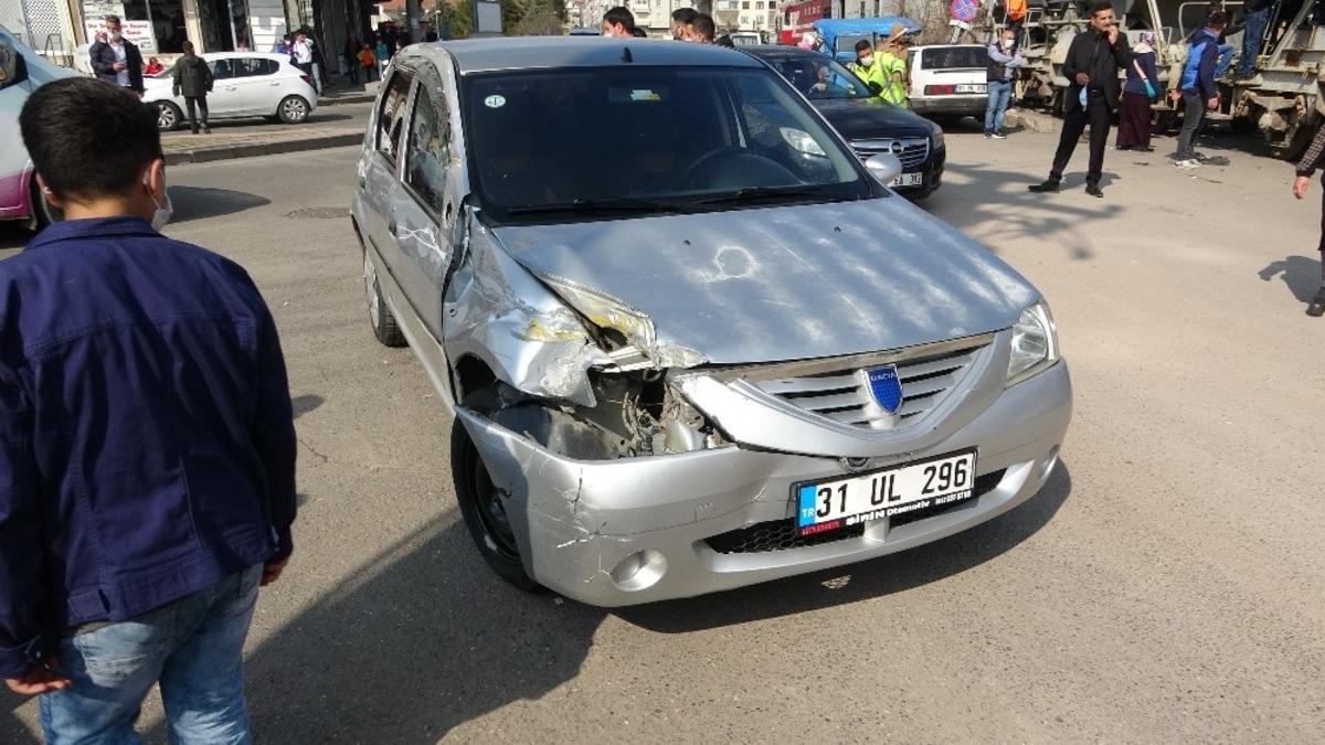 Park yeri aramak i&ccedil;in duraklama yaptı, manevra almaya &ccedil;alışan tren &ccedil;arptı
