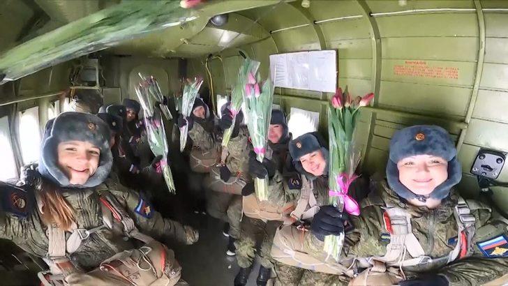 Rus paraşütçülerden sıra dışı 8 Mart kutlaması G2