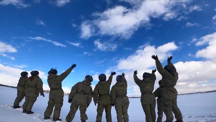Rus paraşütçülerden sıra dışı 8 Mart kutlaması G3