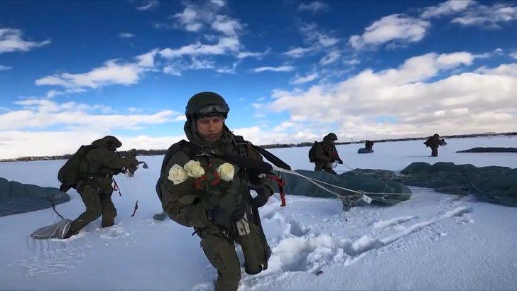 Rus paraşütçülerden sıra dışı 8 Mart kutlaması G4