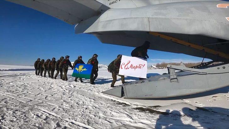Rus paraşütçülerden sıra dışı 8 Mart kutlaması G5